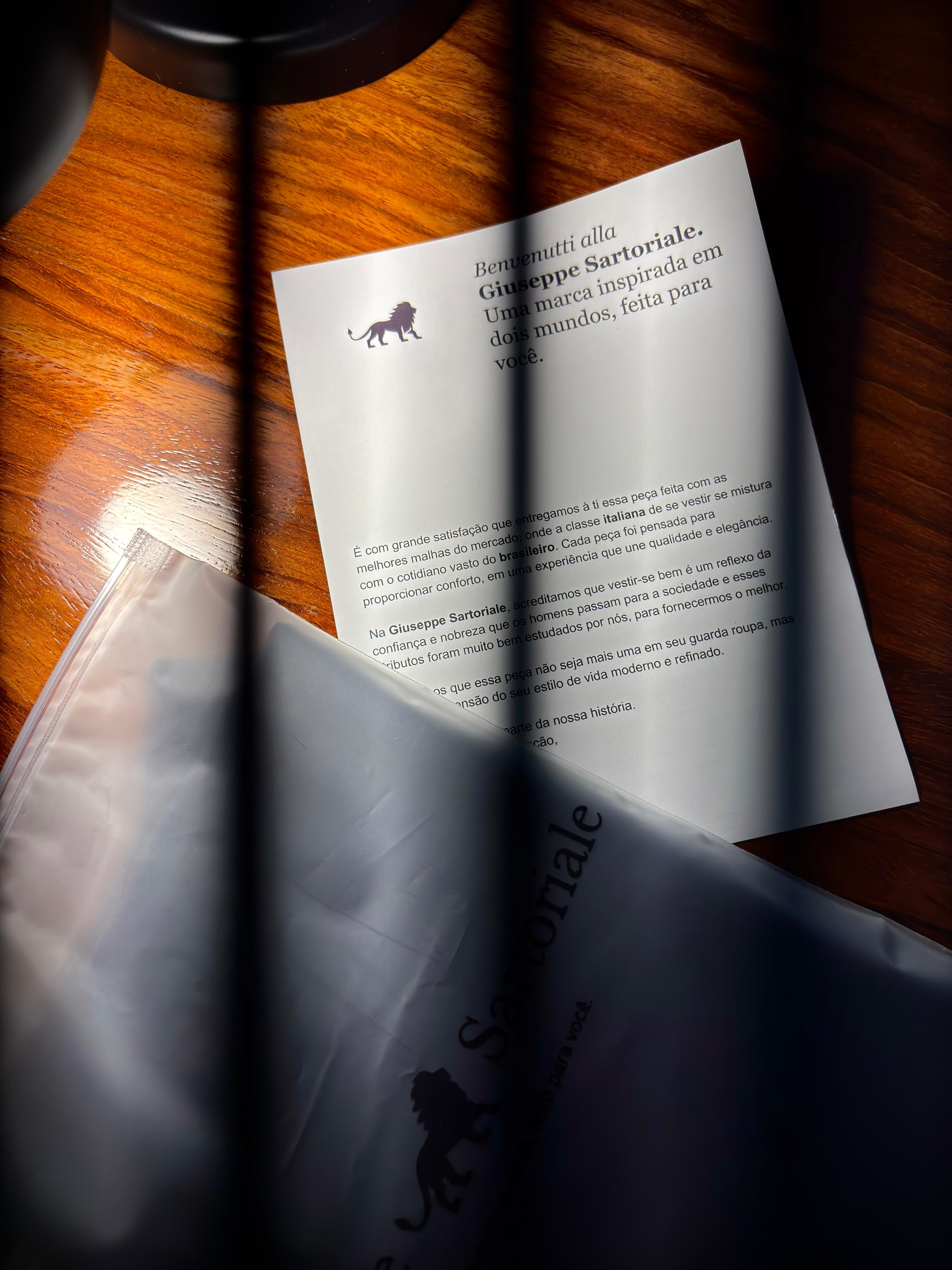 Embalagem Giuseppe Sartoriale com carta de boas-vindas e saco da marca