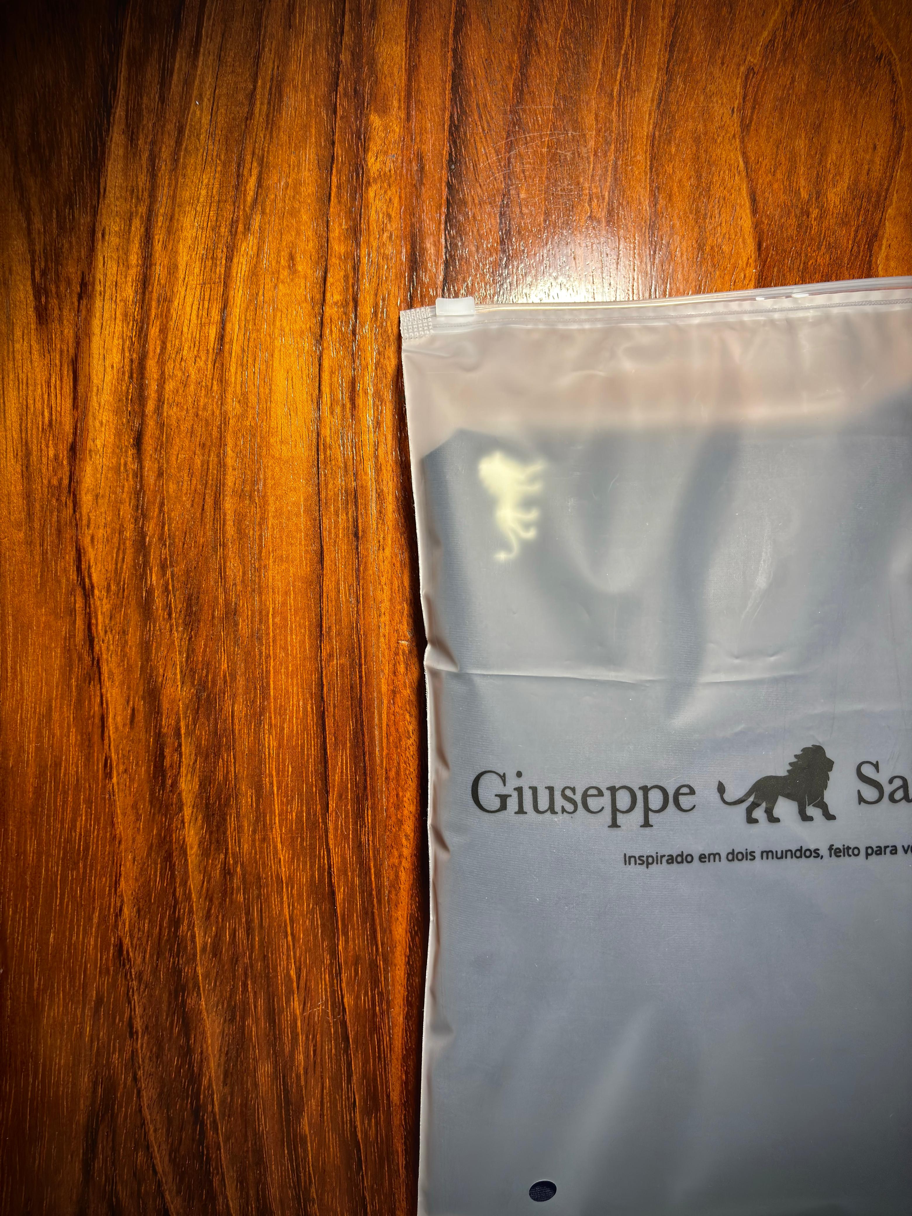 Embalagem Giuseppe Sartoriale sobre mesa de madeira