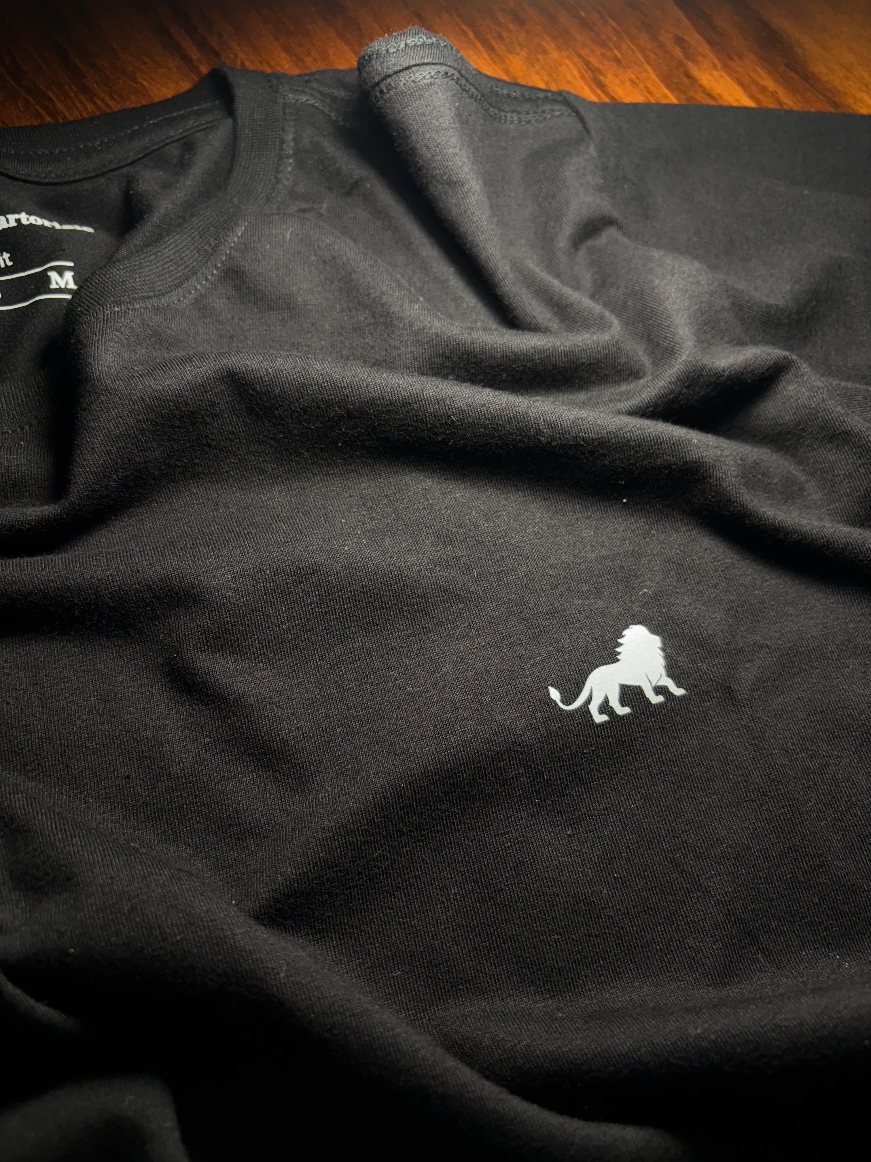 Camiseta preta Giuseppe Sartoriale com logo do le\u00e3o bordado no peito