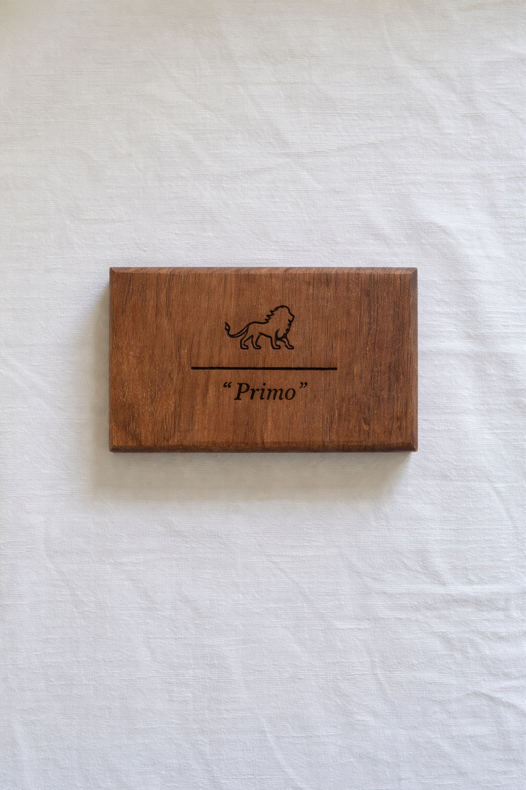 Tabuinha de madeira "Primo" com o símbolo do leão Giuseppe Sartoriale
